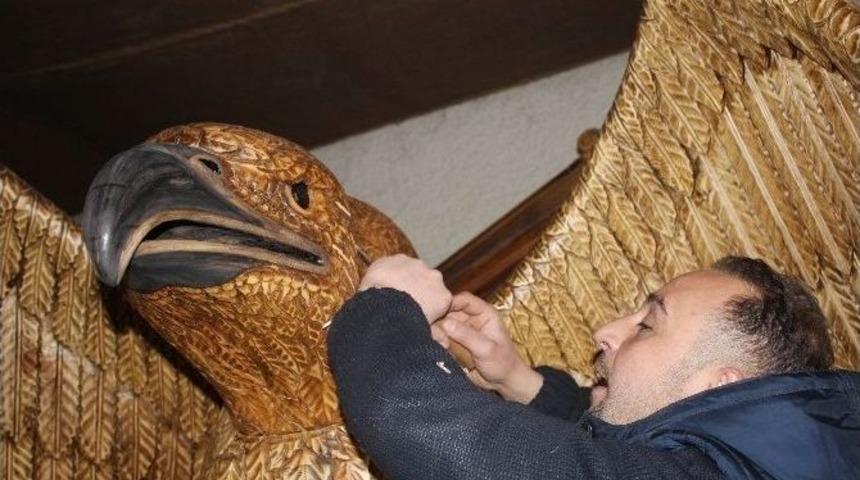 Kayseri&rsquo;de 2 Metre 88 Santimetre Boyundaki Kartal Fig&uuml;rl&uuml; Koltuk Alıcısını Bekliyor