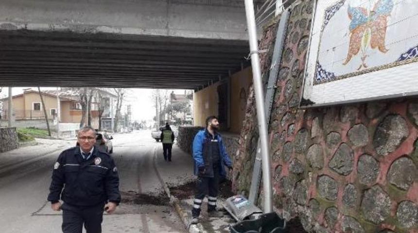 Demiryoluna Doğru Eğilen Aydınlatma Direği Endişe Yarattı