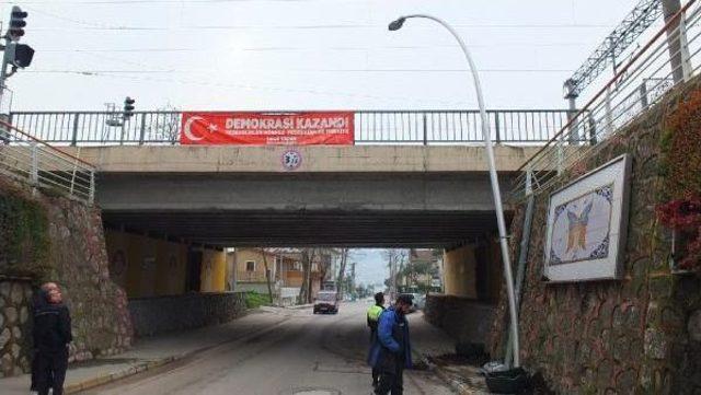 Demiryoluna Doğru Eğilen Aydınlatma Direği Endişe Yarattı