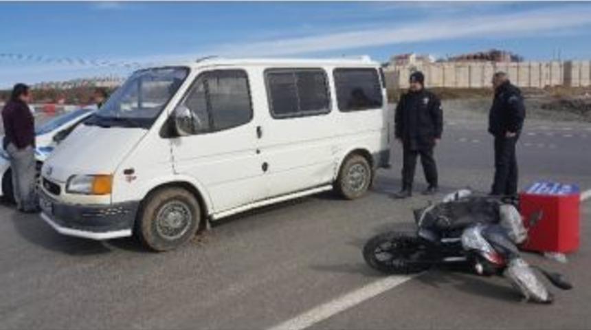 Minib&uuml;s İle Motosiklet &Ccedil;arpıştı: 1 Yaralı