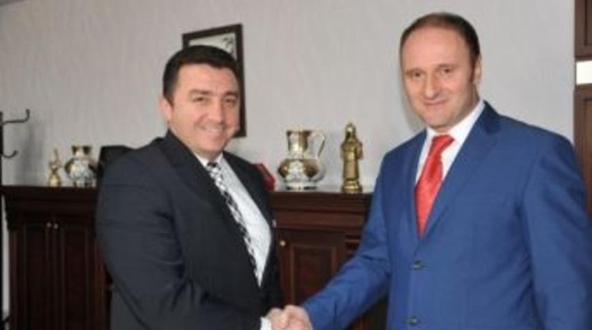 Boz&uuml;y&uuml;k Meslek Y&uuml;ksekokulu M&uuml;d&uuml;r&uuml; H&uuml;seyin Sadoğlu, Başkan Fatih Bakıcı&rsquo;yı Ziyaret Etti