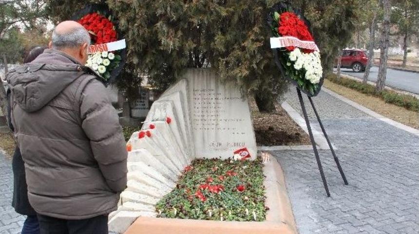 Uğur Mumcu &Ouml;l&uuml;m&uuml;n&uuml;n 24. Yılında Kabri Başında Anıldı