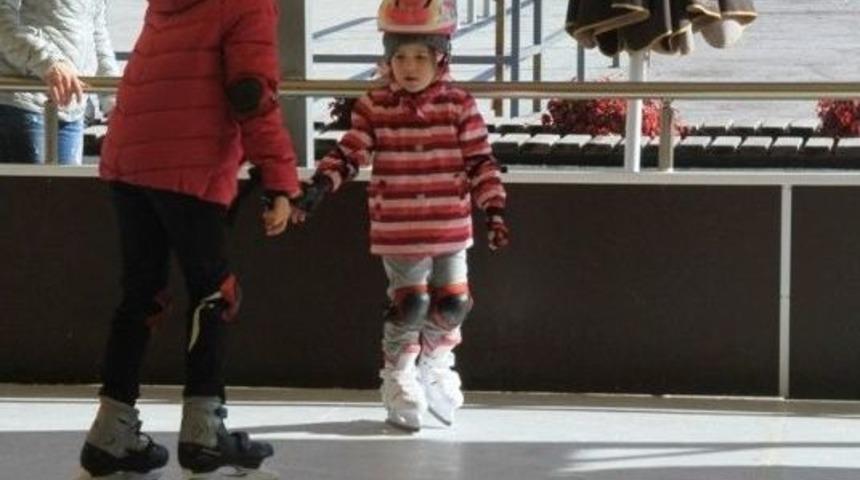 Kartallı &Ccedil;ocukların S&ouml;mestr Eğlencesi Buz Pateni