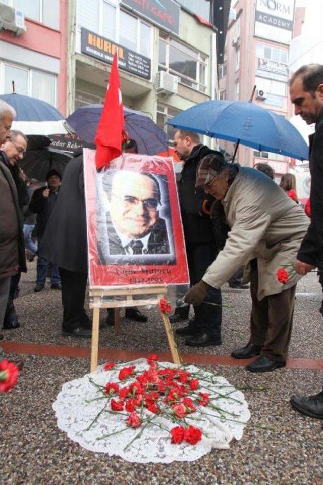 Uğur Mumcu, Balıkesir'de Yağmur Altında Anıldı