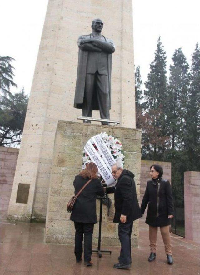 Uğur Mumcu, Balıkesir'de Yağmur Altında Anıldı