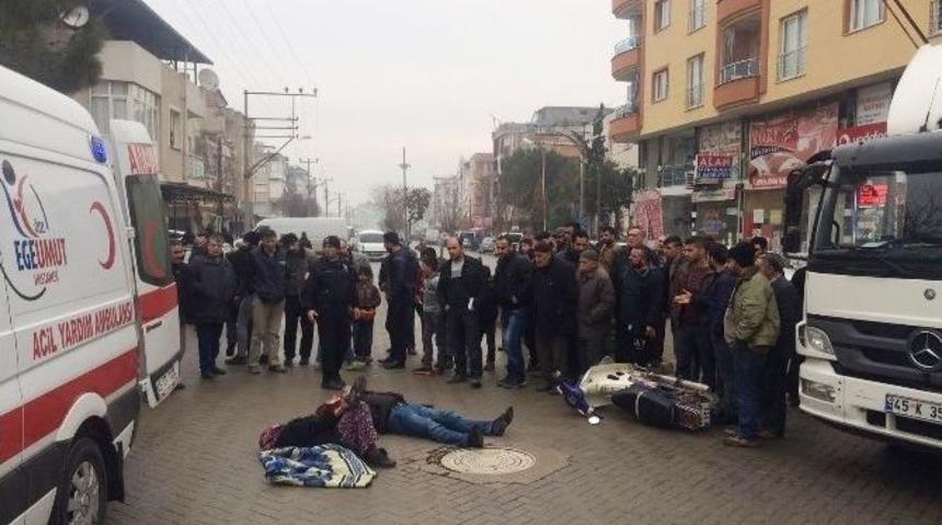 Motosiklet İle Kamyon &Ccedil;arpıştı: 2 Yaralı