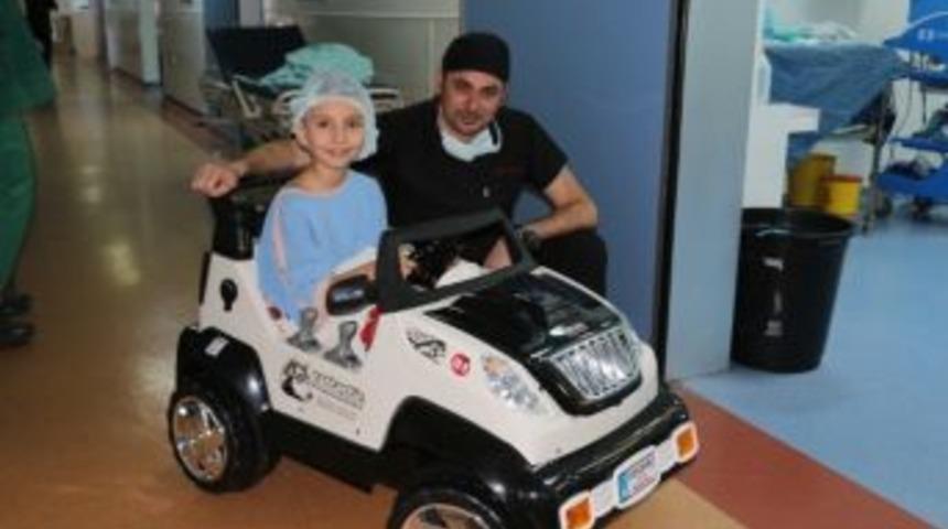 Be&uuml; Minikleri Ameliyata Arabayla G&ouml;t&uuml;r&uuml;yor