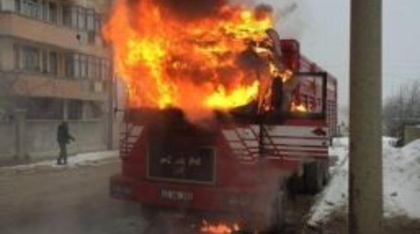 Isıtmak İ&ccedil;in Altında Ateş Yakılan Kamyon Yandı