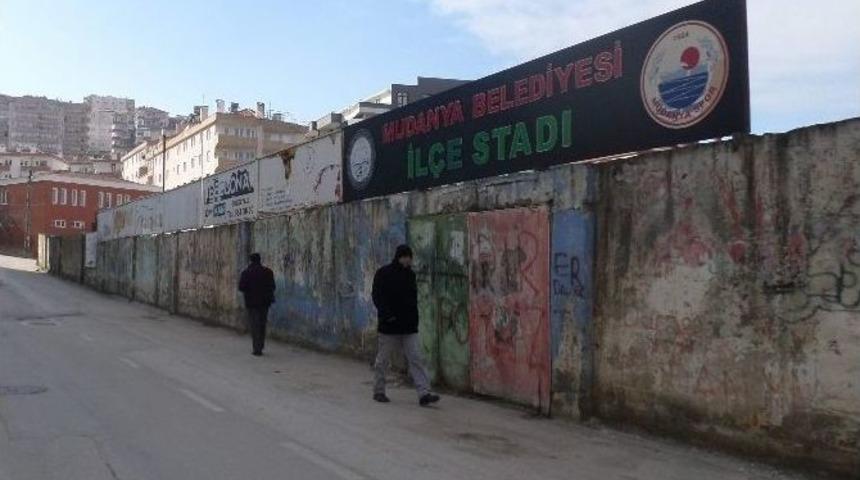 Mudanya Stadı&rsquo;nın Duvarları Bakımsızlıktan D&ouml;k&uuml;l&uuml;yor