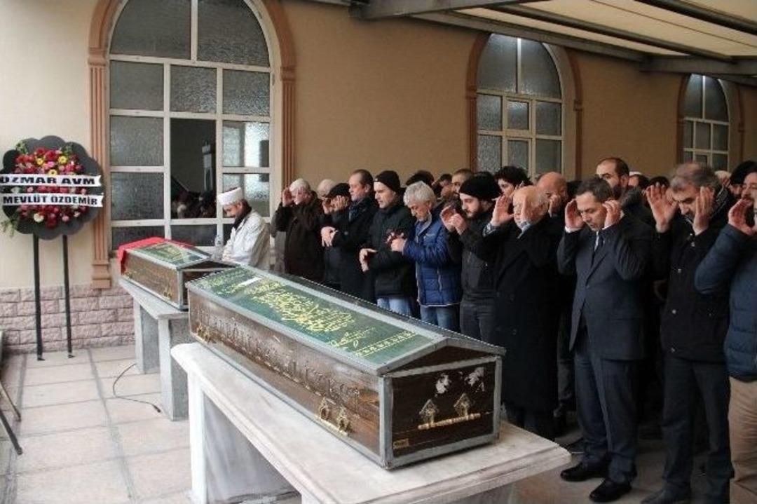 Nişanlı &Ccedil;ifti Ailesi Cenazede De Ayırmadı