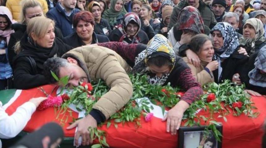 Yaralıya M&uuml;dahale Ederken Ara&ccedil; &Ccedil;arpan Sağlık&ccedil;ı Anne, Yaşam Savaşı Veriyor (3)