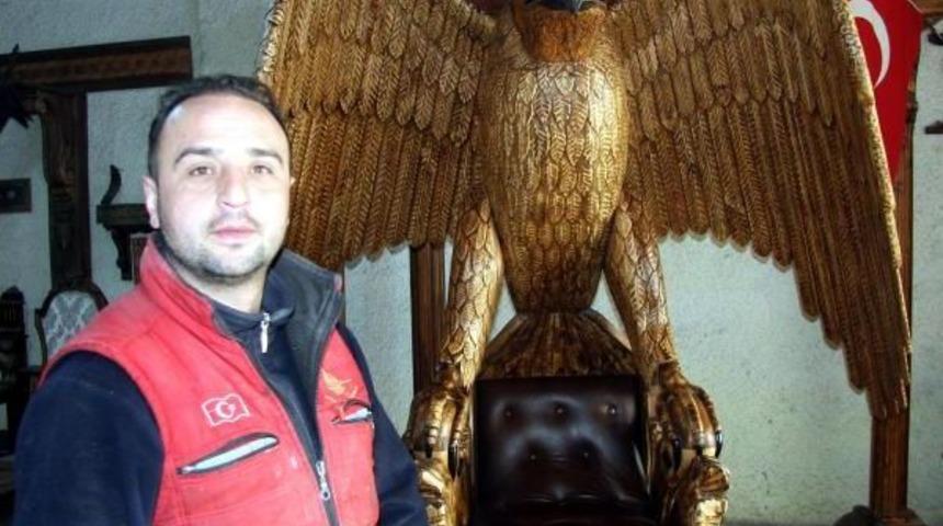 1 Ton Ağırlığında El Oyması Kartal Fig&uuml;rl&uuml; Taht Yaptı