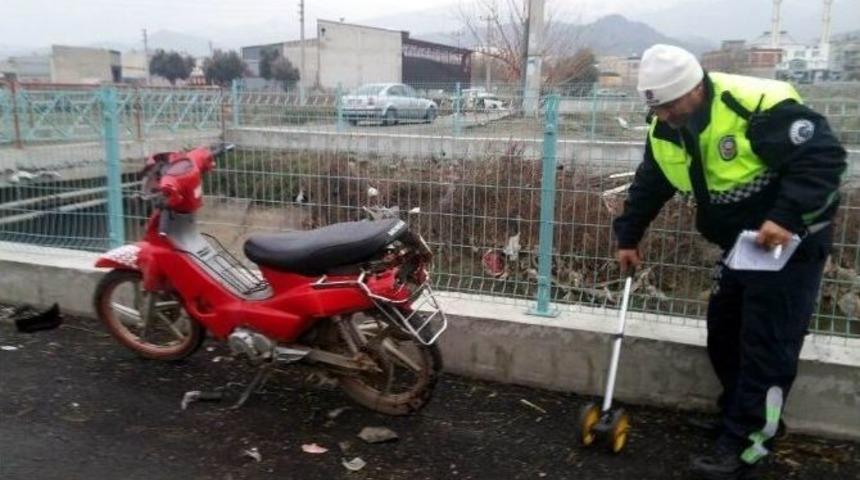 Otomobil İle Motosiklet Çarpıştı: 2 Yaralı