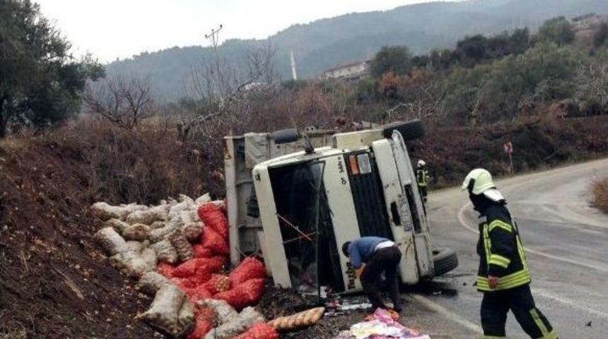 Manisa&rsquo;da Patates Y&uuml;kl&uuml; Kamyon Devrildi