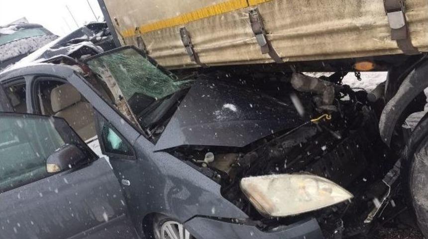 Otomobil Tır&rsquo;ın Altına Girdi: 1 &Ouml;l&uuml;, 3 Yaralı