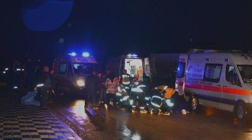 Yoldan &Ccedil;ıkan Ara&ccedil; Kaldırımdaki Yayaları &Ccedil;arptı: 4 Yaralı