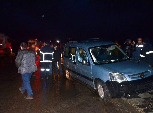 Yoldan Çıkan Araç Kaldırımdaki Yayaları Çarptı: 4 Yaralı