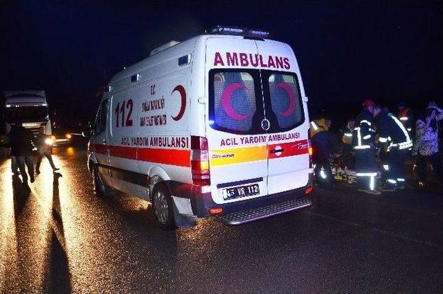 Yoldan Çıkan Araç Kaldırımdaki Yayaları Çarptı: 4 Yaralı