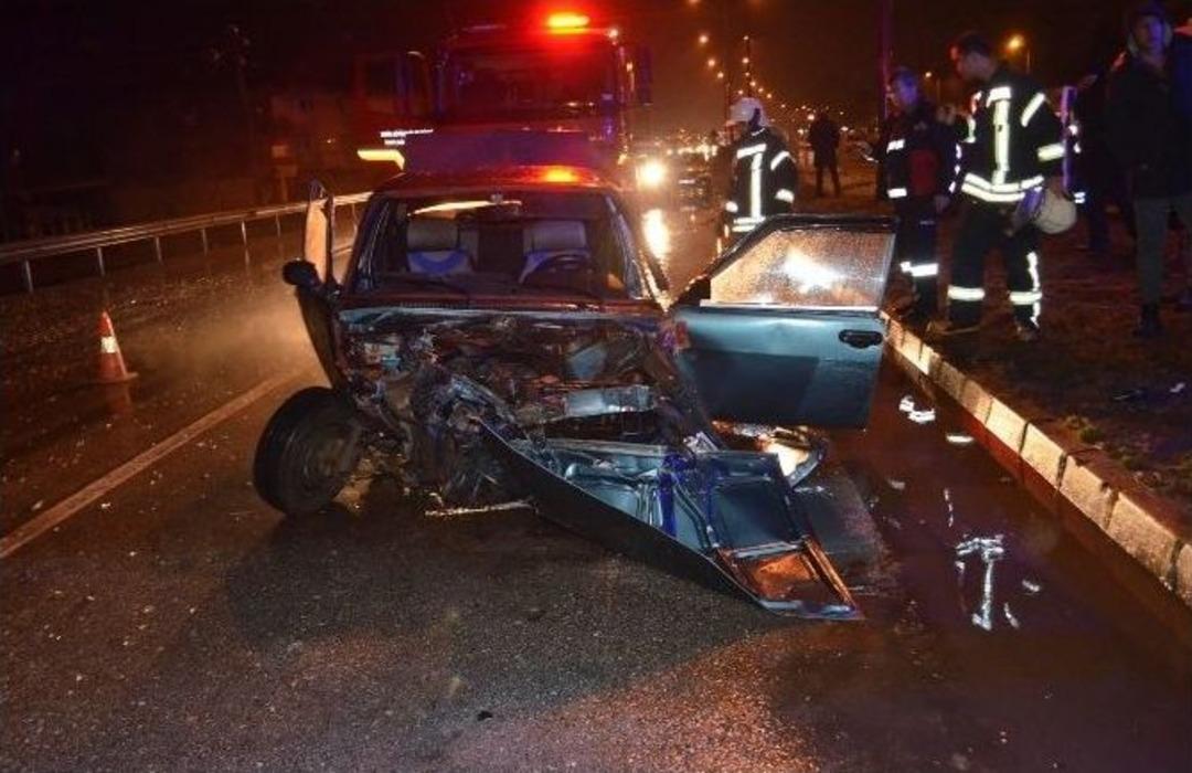 İki Otomobil &Ccedil;arpıştı: 2 Yaralı