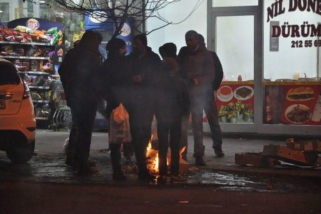 Kars’ın Soğuğu Vatandaşa Durakta Ateş Yaktırdı