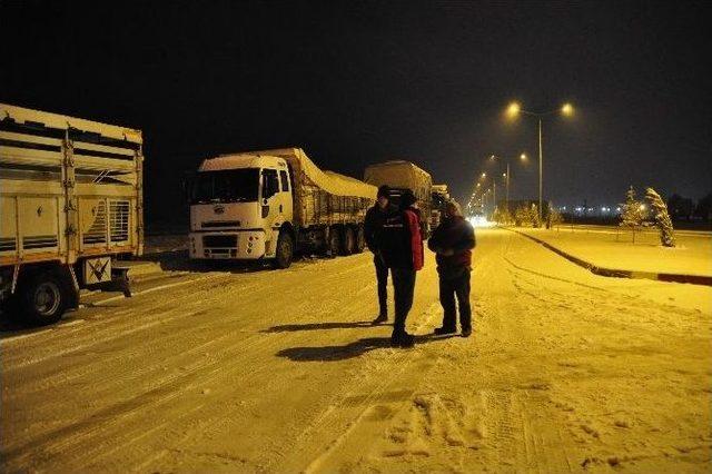 Afyonkarahisar’da Kar Yağışı Hayatı Olumsuz Etkiledi