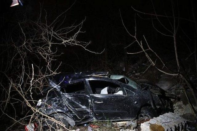 Kontrolden Çıkan Otomobiliyle Otobüs Durağına Çarpıp, Boş Araziye Yuvarlandı