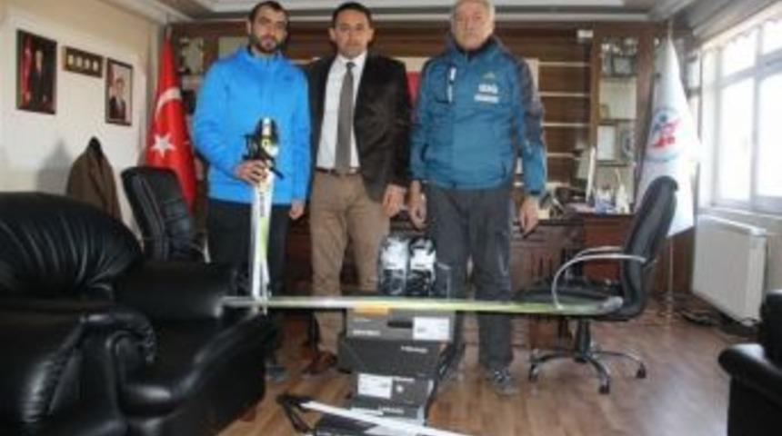 Kul&uuml;plere Kayak Malzemesi Desteği