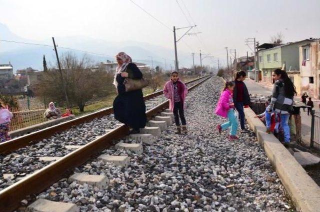 İki Mahalle Arasında Tehlikeli Geçiş