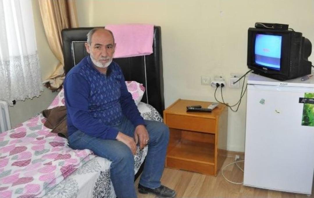 Şehit Babası &Ouml;ğretmen Evinde Kalıyor