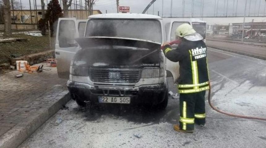 Park Halindeyken Yanan Kamyonet Hurdaya D&ouml;nd&uuml;