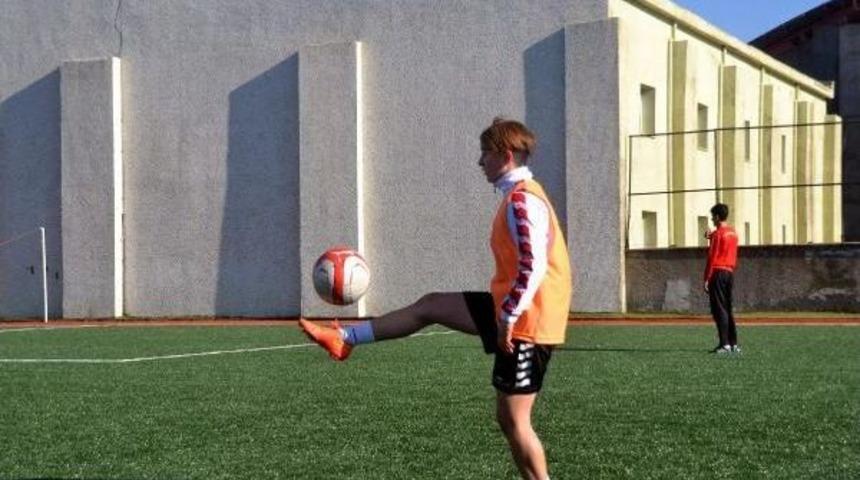 Zonguldaklı Kadın Futbolcu Siirt'e Transfer Oldu