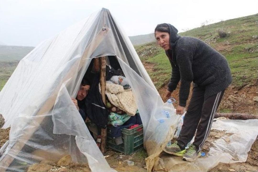 (&ouml;zel Haber) Eşinden Ayrıldı, Sokağa &Ccedil;adır Kurdu