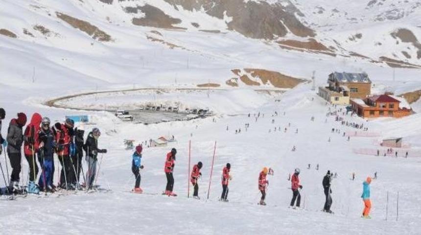 Hakkarili &Ouml;ğrenciler Tatillerini Kayak Yaparak Ge&ccedil;iriyor