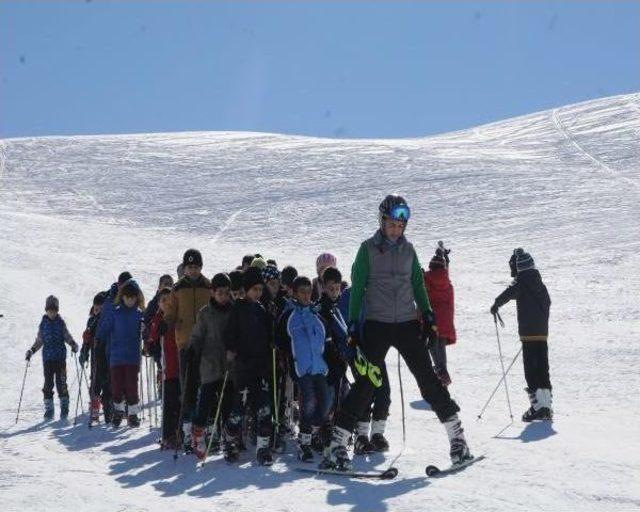 Hakkarili Öğrenciler Tatillerini Kayak Yaparak Geçiriyor