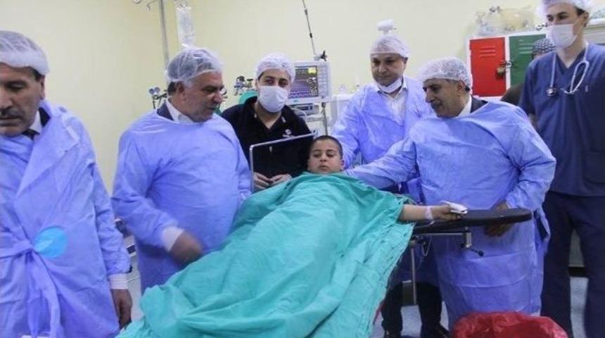 Milletvekili Aky&uuml;rek, Suriyeli &Ccedil;ocuğa Kirvelik Yaptı