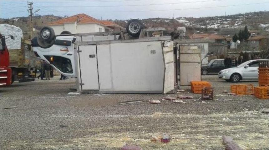Tır İle Yumurta Y&uuml;kl&uuml; Kamyonet &Ccedil;arpıştı: 3 Yaralı