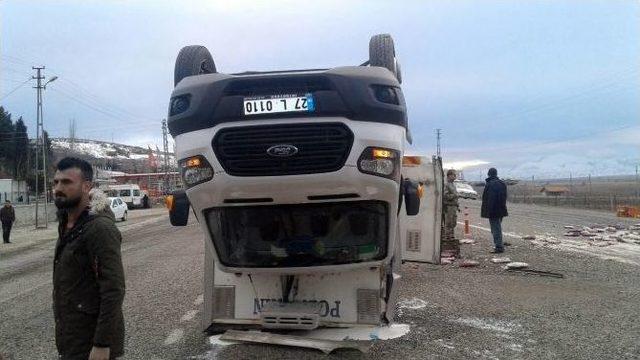 Tır İle Yumurta Yüklü Kamyonet Çarpıştı: 3 Yaralı