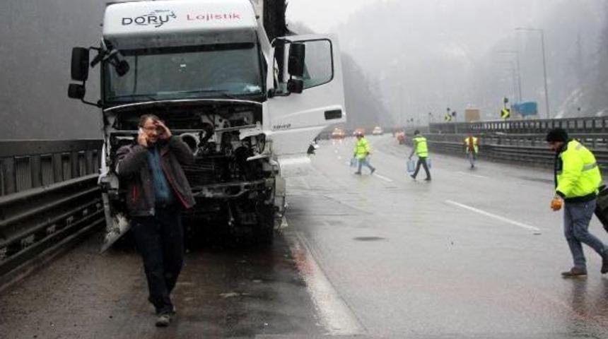 Tem'de Tır Kaydı İstanbul Y&ouml;n&uuml; Yarım Saat Ulaşıma Kapandı