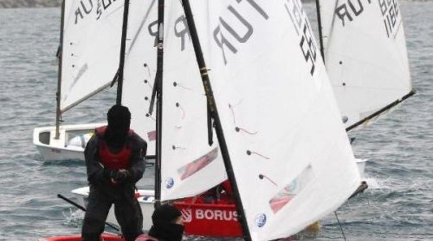 &Ccedil;eşme'de Yelken Şov Başladı