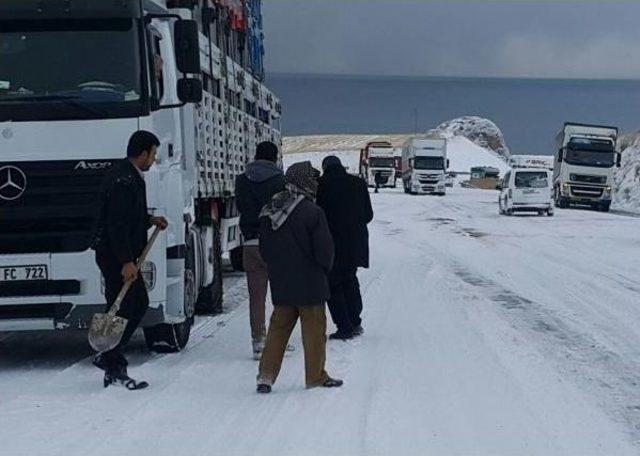 Adilcevaz'da Yoğun Kar Yağışı Sürücüleri Zorladı