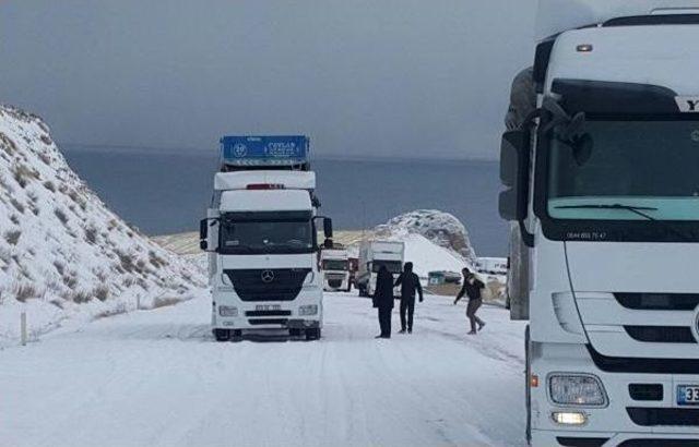 Adilcevaz'da Yoğun Kar Yağışı Sürücüleri Zorladı