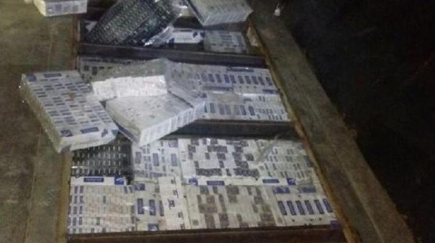 Dorsedeki D&ouml;şemelerin Altından 34 Bin Paket Ka&ccedil;ak Sigara &Ccedil;ıktı