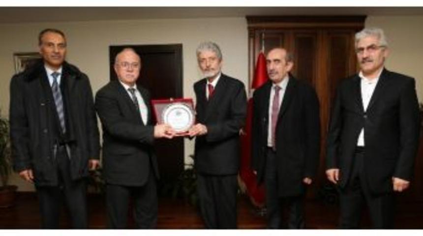 Başkan Tuna’ya Teşekkür Plaketi