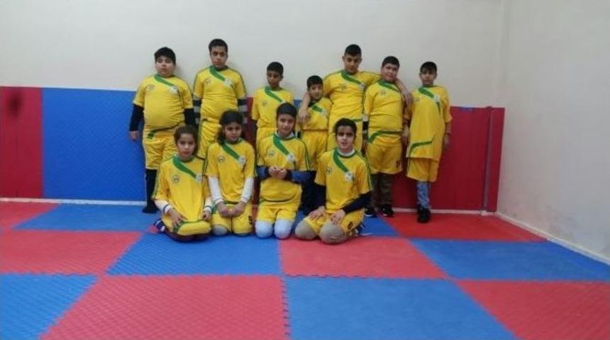 G&ouml;rme Engelli &Ccedil;ocuklar Spora Sarılıyor