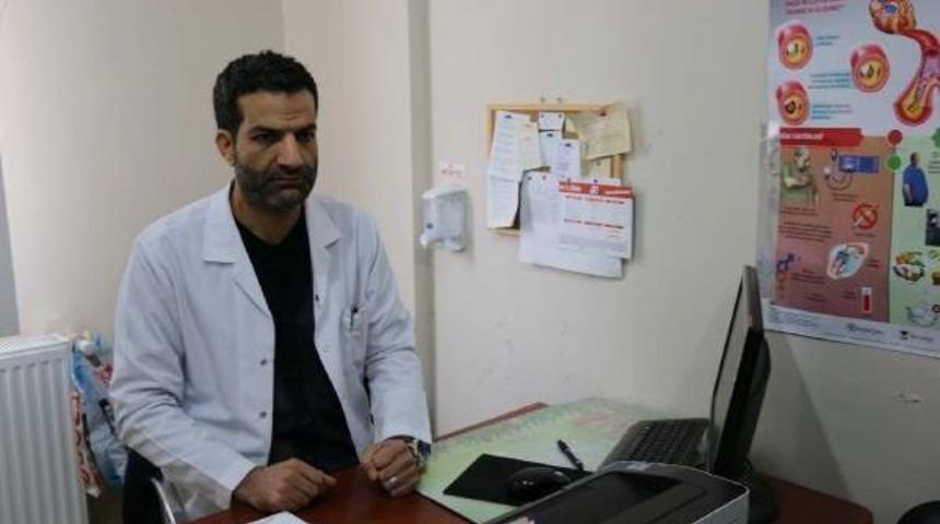 Doktoru D&ouml;v&uuml;p, Bı&ccedil;akla Saldırmaya Kalkan Baba Ile Oğlu G&ouml;zaltına Alındı