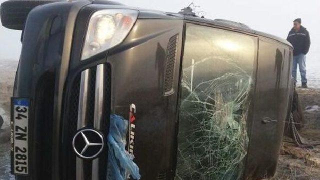 Minibüs Ile Kamyonet Çarpıştı: 1 Ölü, 7 Yaralı