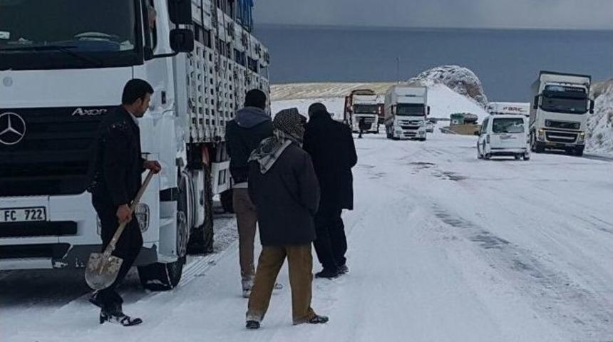 Kar Yağışı S&uuml;r&uuml;c&uuml;lere Zor Anlar Yaşattı