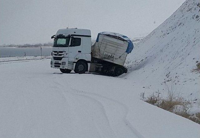 Kar Yağışı Sürücülere Zor Anlar Yaşattı