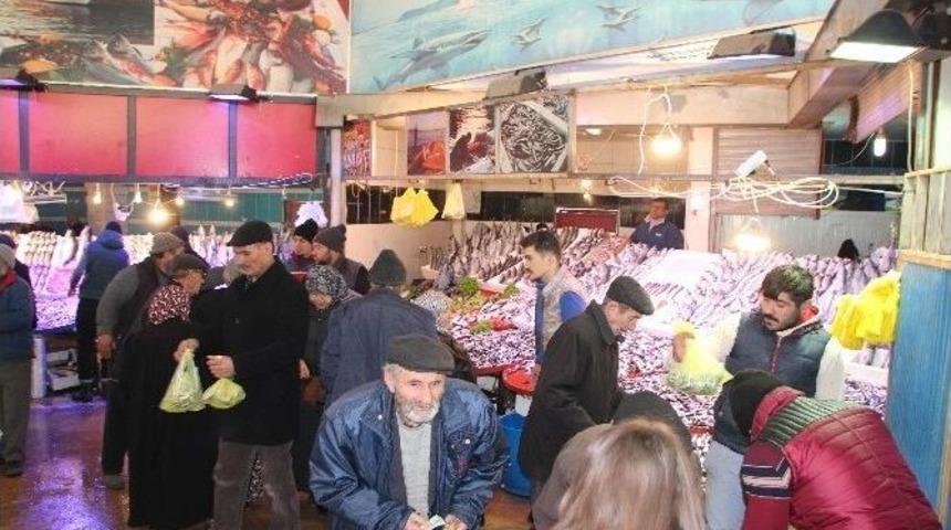 Fiyatlar D&uuml;ş&uuml;nce Balık Tezgahlarına İlgi Arttı