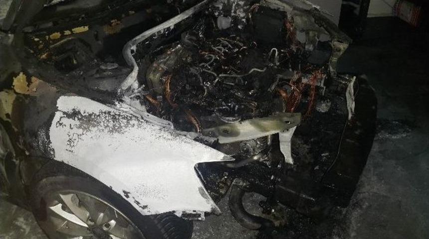 Okmeydanı&rsquo;nda Tamirhanede Ara&ccedil;lar Alev Aldı: 1 Yaralı